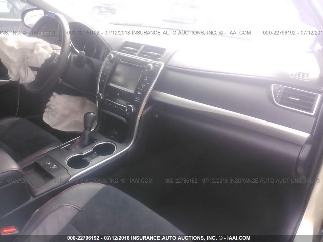 4T1BF1FK9FU935939 - 2015 TOYOTA CAMRY LE/XLE/SE/XSE GOLD photo 5