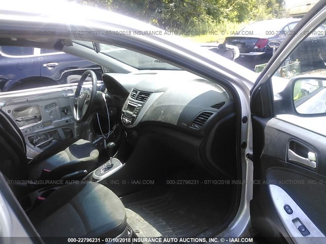 KMHCT5AE1DU084125 - 2013 HYUNDAI ACCENT GLS/GS SILVER photo 5