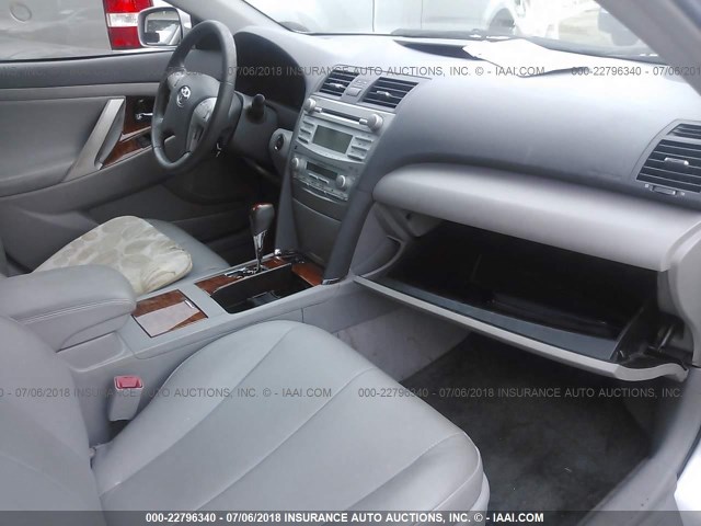 4T1BK46K68U069374 - 2008 TOYOTA CAMRY LE/XLE/SE ვერცხლისფერი ფოტო 5
