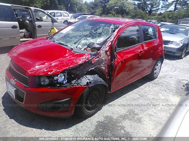 1G1JA6SH2D4196165 - 2013 CHEVROLET SONIC LS 红色 照片 2