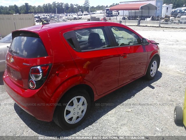 1G1JA6SH2D4196165 - 2013 CHEVROLET SONIC LS 红色 照片 4