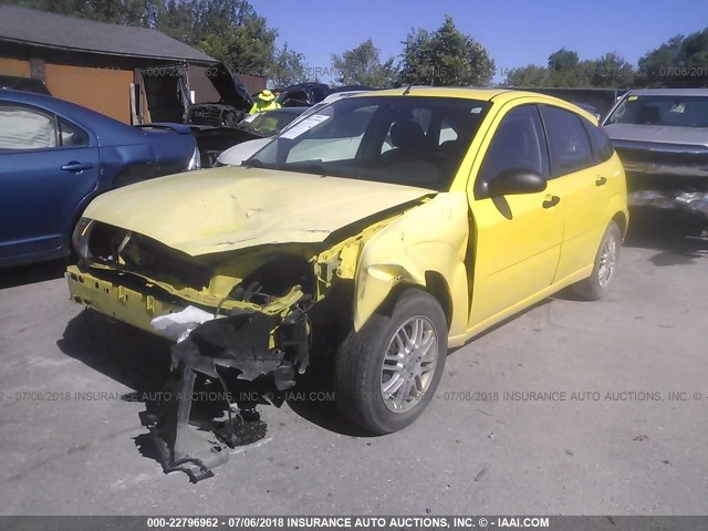 3FAFP37N25R118363 - 2005 FORD FOCUS ZX5 YELLOW photo 2