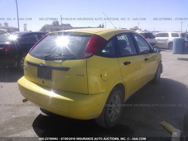 3FAFP37N25R118363 - 2005 FORD FOCUS ZX5 YELLOW photo 4