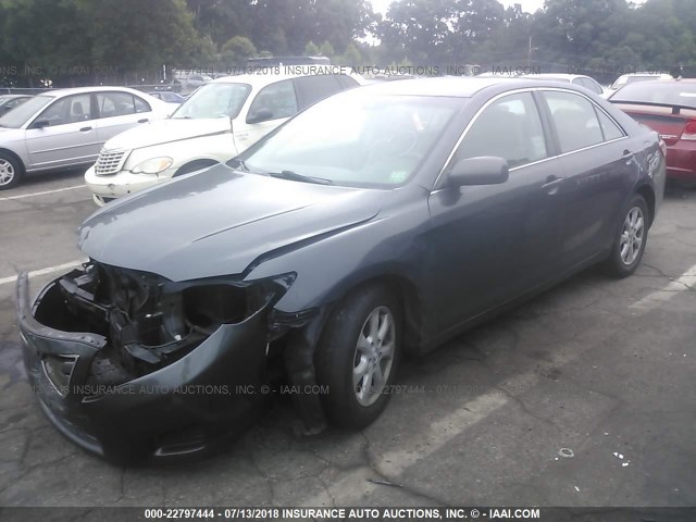 4T1BF3EKXAU115911 - 2010 TOYOTA CAMRY SE/LE/XLE ნაცრისფერი ფოტო 2