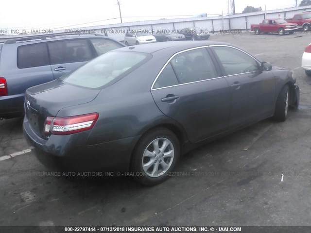 4T1BF3EKXAU115911 - 2010 TOYOTA CAMRY SE/LE/XLE ნაცრისფერი ფოტო 4