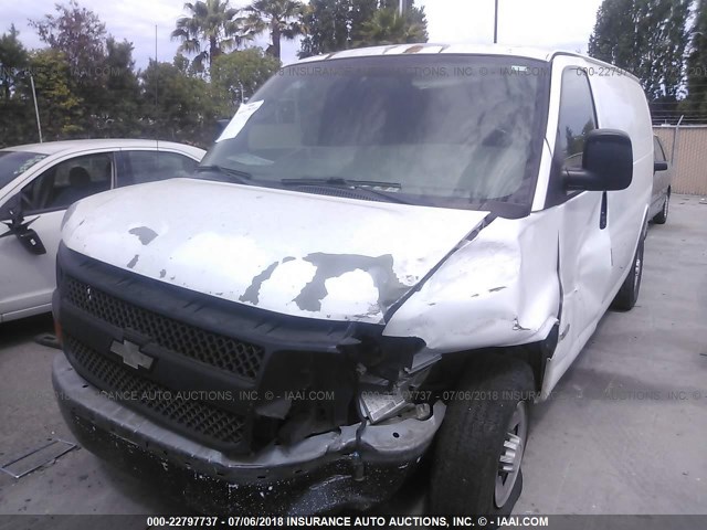 1GCGG25VX51239664 - 2005 CHEVROLET EXPRESS G2500  WHITE photo 2