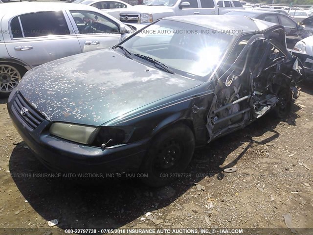 4T1BG22KXVU798999 - 1997 TOYOTA CAMRY CE/LE/XLE მწვანე ფოტო 2