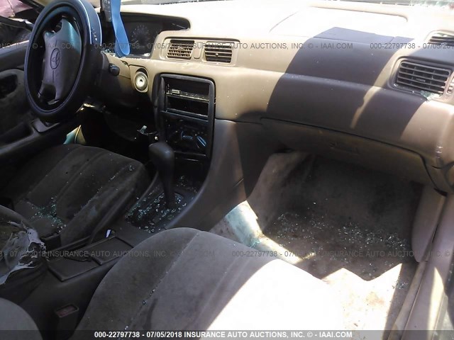 4T1BG22KXVU798999 - 1997 TOYOTA CAMRY CE/LE/XLE მწვანე ფოტო 5