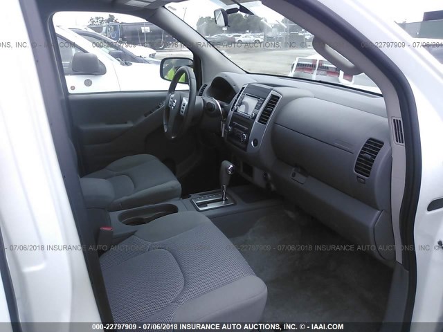 1N6AD0ER2JN717436 - 2018 NISSAN FRONTIER S/SV/SL/PRO-4X WHITE photo 5