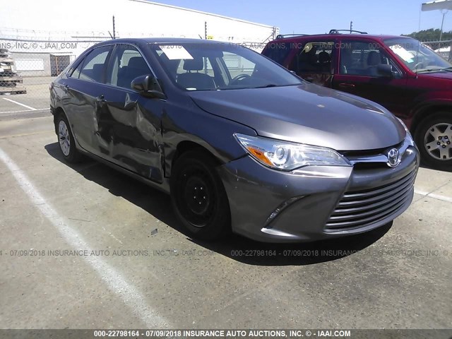 4T1BF1FK1FU996797 - 2015 TOYOTA CAMRY LE/XLE/SE/XSE GRAY photo 1