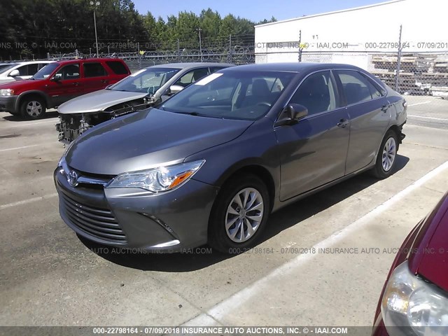 4T1BF1FK1FU996797 - 2015 TOYOTA CAMRY LE/XLE/SE/XSE GRAY photo 2