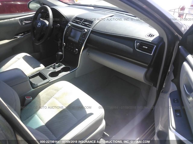 4T1BF1FK1FU996797 - 2015 TOYOTA CAMRY LE/XLE/SE/XSE GRAY photo 5