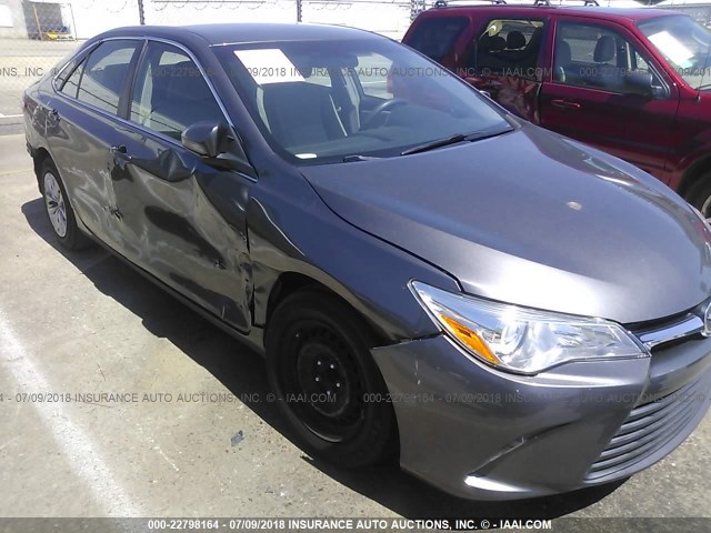 4T1BF1FK1FU996797 - 2015 TOYOTA CAMRY LE/XLE/SE/XSE GRAY photo 6