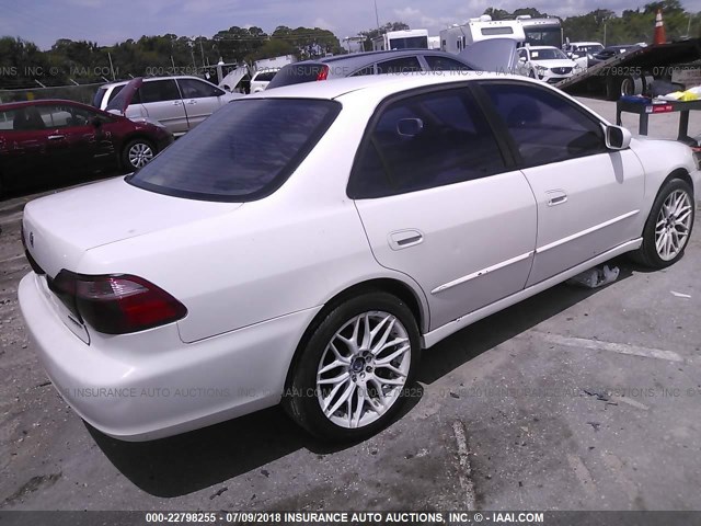 1HGCF8542WA195528 - 1998 HONDA ACCORD DX WHITE photo 4