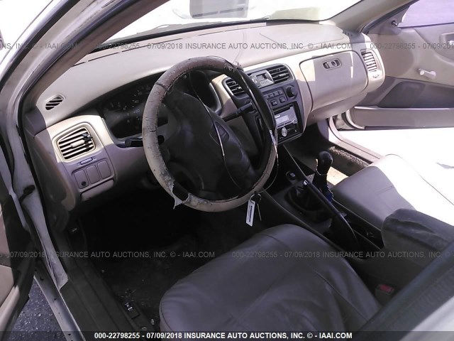 1HGCF8542WA195528 - 1998 HONDA ACCORD DX WHITE photo 5