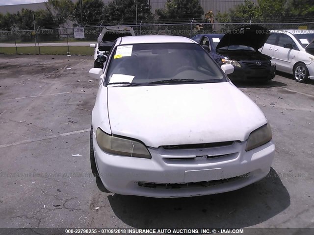 1HGCF8542WA195528 - 1998 HONDA ACCORD DX WHITE photo 6