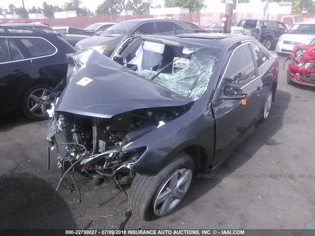 4T1BF1FK3CU577233 - 2012 TOYOTA CAMRY SE/LE/XLE GRAY photo 2