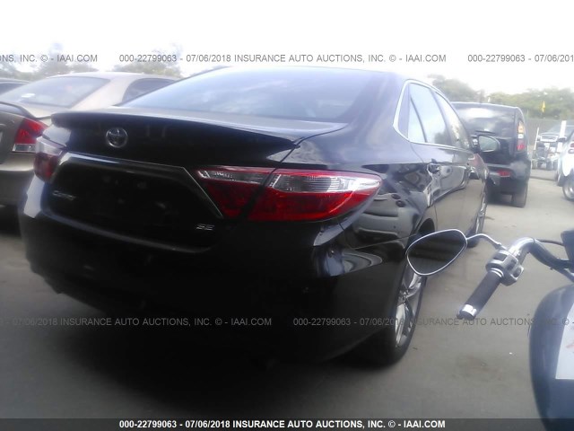 4T1BF1FKXGU184769 - 2016 TOYOTA CAMRY LE/XLE/SE/XSE BLACK photo 4