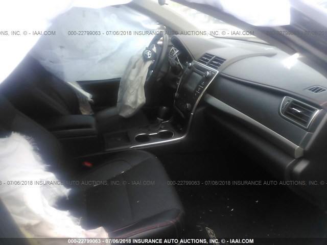 4T1BF1FKXGU184769 - 2016 TOYOTA CAMRY LE/XLE/SE/XSE BLACK photo 5