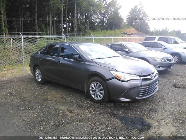 4T1BF1FK9HU780165 - 2017 TOYOTA CAMRY LE/XLE/SE/XSE 灰色 照片 1