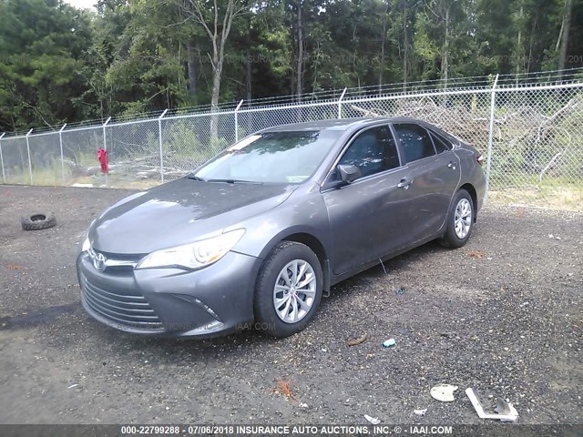 4T1BF1FK9HU780165 - 2017 TOYOTA CAMRY LE/XLE/SE/XSE 灰色 照片 2