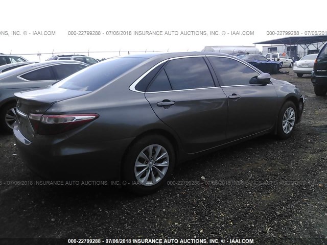 4T1BF1FK9HU780165 - 2017 TOYOTA CAMRY LE/XLE/SE/XSE 灰色 照片 4