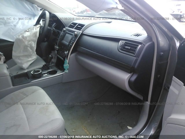 4T1BF1FK9HU780165 - 2017 TOYOTA CAMRY LE/XLE/SE/XSE 灰色 照片 5