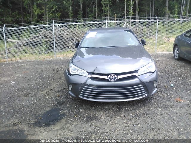 4T1BF1FK9HU780165 - 2017 TOYOTA CAMRY LE/XLE/SE/XSE 灰色 照片 6