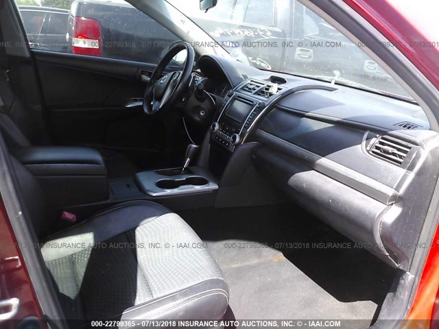 4T1BF1FK8CU631691 - 2012 TOYOTA CAMRY SE/LE/XLE 栗色 照片 5