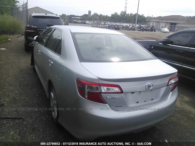 4T1BF1FK8EU757195 - 2014 TOYOTA CAMRY L/SE/LE/XLE 银色 照片 3