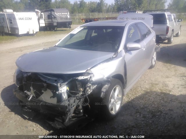4T1BF1FK2DU291200 - 2013 TOYOTA CAMRY L/SE/LE/XLE 银色 照片 2