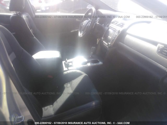 4T1BF1FK2DU291200 - 2013 TOYOTA CAMRY L/SE/LE/XLE 银色 照片 5