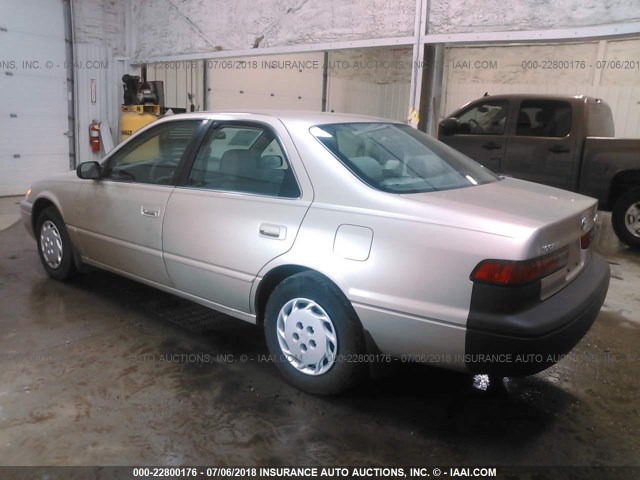 JT2BG22K6W0159489 - 1998 TOYOTA CAMRY CE/LE/XLE ოქროსფერი ფოტო 3