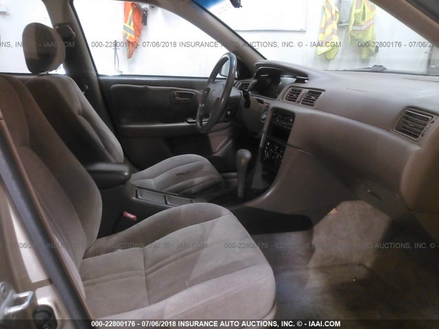 JT2BG22K6W0159489 - 1998 TOYOTA CAMRY CE/LE/XLE ოქროსფერი ფოტო 5