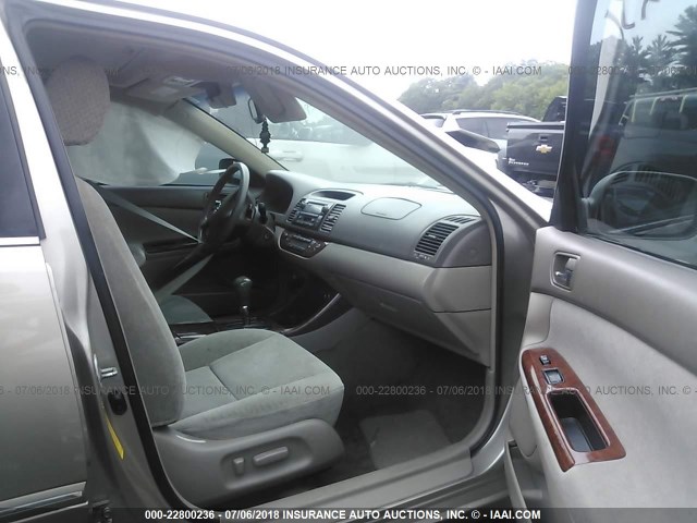 4T1BE30K22U608266 - 2002 TOYOTA CAMRY LE/XLE/SE 棕色 照片 5