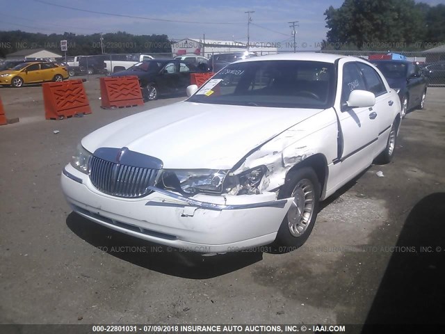 1LNHM81W3XY683103 - 1999 LINCOLN TOWN CAR EXECUTIVE WHITE photo 2