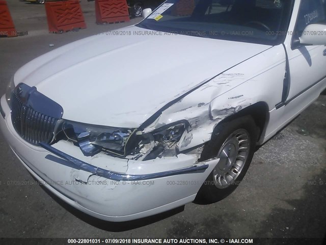 1LNHM81W3XY683103 - 1999 LINCOLN TOWN CAR EXECUTIVE WHITE photo 6