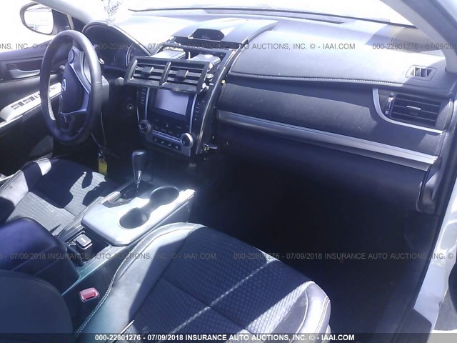 4T1BF1FK8EU319003 - 2014 TOYOTA CAMRY L/SE/LE/XLE 白色 照片 5