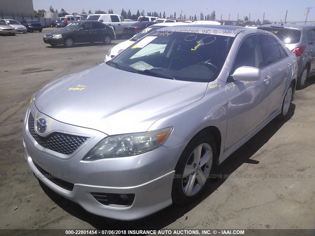 4T1BK3EK3AU608325 - 2010 TOYOTA CAMRY SE/LE/XLE SILVER photo 2