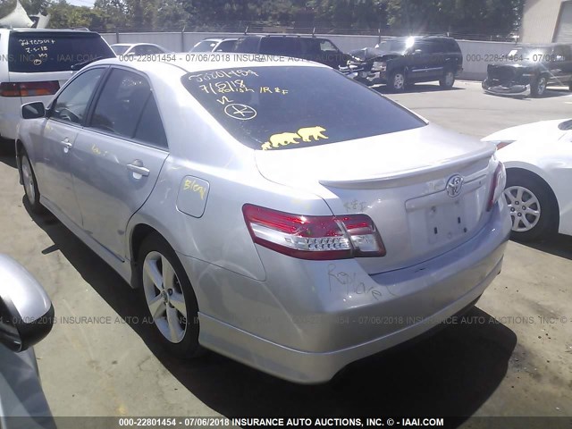 4T1BK3EK3AU608325 - 2010 TOYOTA CAMRY SE/LE/XLE SILVER photo 3