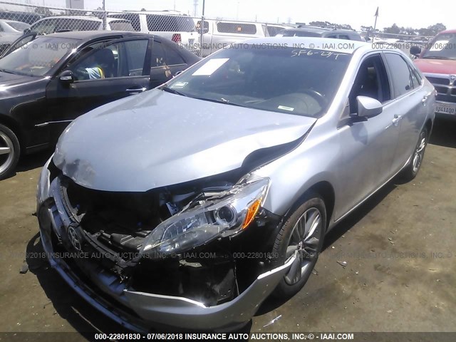 4T1BF1FK1HU359573 - 2017 TOYOTA CAMRY LE/XLE/SE/XSE SILVER photo 2