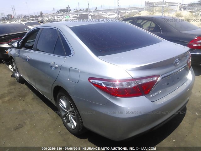 4T1BF1FK1HU359573 - 2017 TOYOTA CAMRY LE/XLE/SE/XSE SILVER photo 3