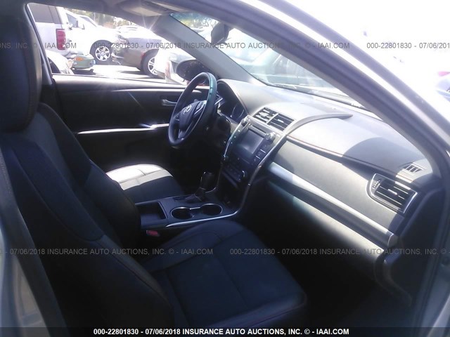 4T1BF1FK1HU359573 - 2017 TOYOTA CAMRY LE/XLE/SE/XSE SILVER photo 5