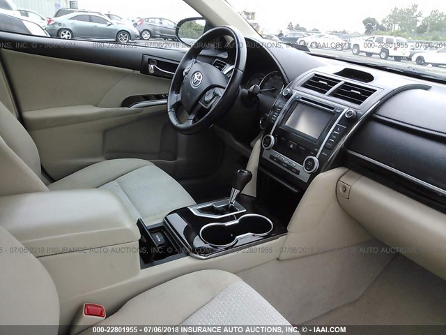 4T4BF1FK4CR165439 - 2012 TOYOTA CAMRY SE/LE/XLE წითელი ფოტო 5