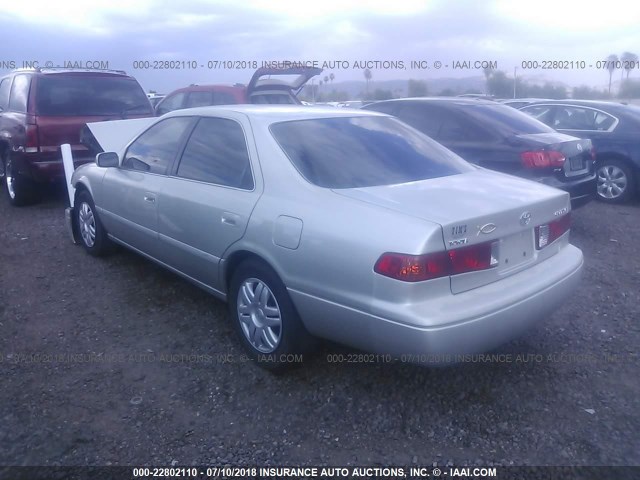 4T1BG22K8YU629469 - 2000 TOYOTA CAMRY CE/LE/XLE SILVER photo 3