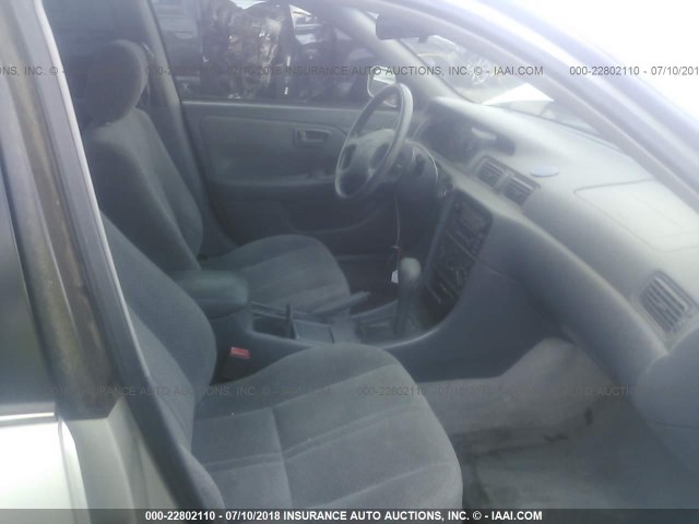 4T1BG22K8YU629469 - 2000 TOYOTA CAMRY CE/LE/XLE SILVER photo 5