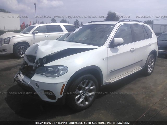5UXZV4C51D0B18010 - 2013 BMW X5 XDRIVE35I WHITE photo 2