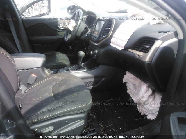 1C4PJLCB8HW508624 - 2017 JEEP CHEROKEE LATITUDE Boz foto 5