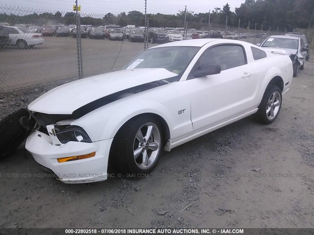 1ZVHT82H365265984 - 2006 FORD MUSTANG GT WHITE photo 2