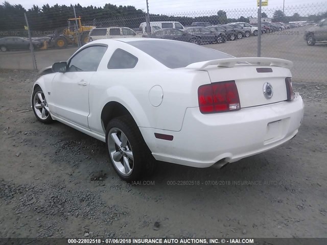 1ZVHT82H365265984 - 2006 FORD MUSTANG GT WHITE photo 3